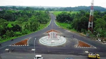 vista aérea de la carretera de circunvalación exterior, construcción de carreteras alternativas, en java occidental, indonesia. video