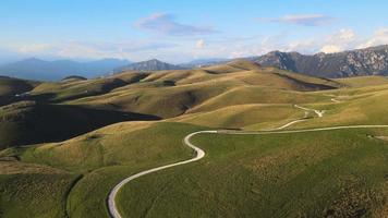 volante al di sopra di il colline e montagne video