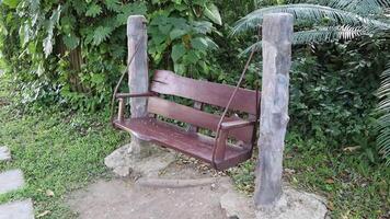 la mecedora sobre postes de madera en el jardín. video