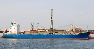 buque de carga en el puerto foto
