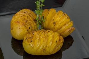 patata al horno en el plato foto