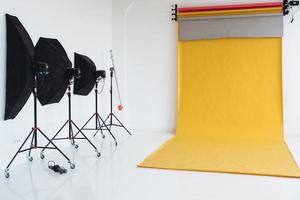 estudio vacío con equipo de iluminación y fondos coloridos. nadie interior. dispositivos profesionales. lugar de trabajo del fotógrafo talentoso. concepto de fotografía. foto