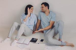 concepto de personas y acuerdos. mujer feliz satisfecha y hombre aplauden, se miran felizmente, siendo un equipo exitoso de trabajadores, analizan documentación, calculan finanzas, aislados en blanco foto