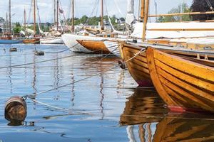 barcos de madera en el puerto de fredrikstad, noruega. foto