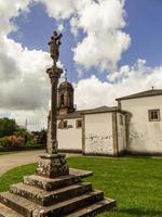 la iglesia de san salvador y su cruceiro foto