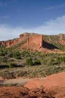 una torre de piedra arenisca de roca roja en el parque estatal caprock canyons. foto