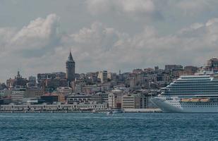 vista de la ciudad de estambul de turquía desde el bósforo foto