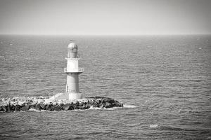 foto en blanco y negro del faro en el río warnow en rostock