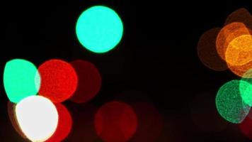 ljus flerfärgad bokeh lampor på de motorväg trafik video