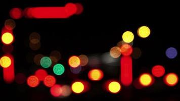 luzes de bokeh multicoloridas brilhantes no tráfego da autoestrada video