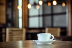 taza blanca de café en el interior del café - imagen de efecto de estilo vintage