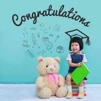 recién nacido o niña asiática y pizarra con felicitación, concepto de educación foto