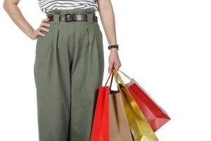 mujer de compras sosteniendo bolsas de compras, aislada en un estudio blanco con espacio de copia, concepto de estilo de vida de marketing digital de comercio electrónico foto