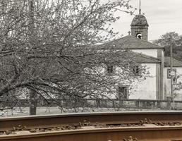 la iglesia y el ferrocarril foto