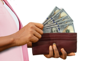 mano femenina justa sosteniendo un bolso marrón con billetes de 100 dólares estadounidenses, sacando dinero del bolso aislado en un fondo transparente png