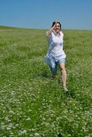 joven mujer feliz en campo verde foto