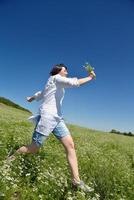 joven mujer feliz en campo verde foto