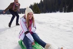 feliz pareja joven divirtiéndose en un espectáculo fresco en vacaciones de invierno foto