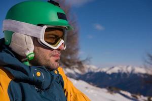 retrato al aire libre del snowboarder foto