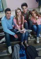 grupo de adolescentes felices en la escuela foto