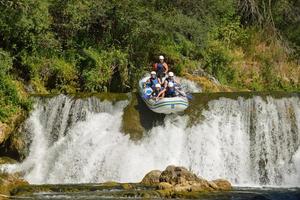 equipo profesional de rafting foto