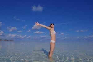 mujer feliz disfruta del verano foto