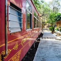 tren de juguete moviéndose en las laderas de las montañas, hermosa vista, una montaña lateral, un valle lateral moviéndose en ferrocarril hacia la colina, entre bosques naturales verdes. tren de juguete de kalka a shimla en india, tren indio foto