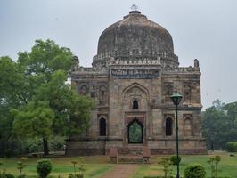 arquitectura mogol dentro de los jardines lodhi, delhi, india, se dice que la hermosa arquitectura dentro de la mezquita de tres cúpulas en el jardín lodhi es la mezquita del viernes para la oración del viernes, tumba del jardín lodhi foto