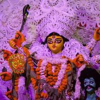 diosa durga con aspecto tradicional en una vista de cerca en un sur de kolkata durga puja, ídolo de durga puja, el festival hindú navratri más grande de la india foto