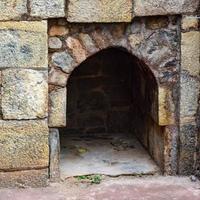 arquitectura mogol dentro de los jardines lodhi, delhi, india, se dice que la hermosa arquitectura dentro de la mezquita de tres cúpulas en el jardín lodhi es la mezquita del viernes para la oración del viernes, tumba del jardín lodhi foto