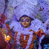 diosa durga con aspecto tradicional en una vista de cerca en un sur de kolkata durga puja, ídolo de durga puja, el festival hindú navratri más grande de la india foto