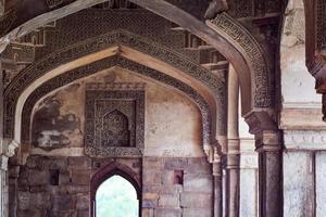 arquitectura mogol dentro de los jardines lodhi, delhi, india, se dice que la hermosa arquitectura dentro de la mezquita de tres cúpulas en el jardín lodhi es la mezquita del viernes para la oración del viernes, tumba del jardín lodhi foto