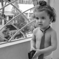 lindo niño shivaay sapra en el balcón de la casa durante el verano, dulce sesión de fotos de niño pequeño durante el día, niño pequeño disfrutando en casa durante la sesión de fotos - blanco y negro
