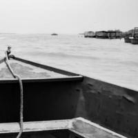 ganga como se ve en garh mukteshwar, uttar pradesh, india, se cree que ganga es el río más sagrado para los hindúes, vista de garh ganga brij ghat, que es un lugar religioso famoso para los hindúes - blanco y negro foto