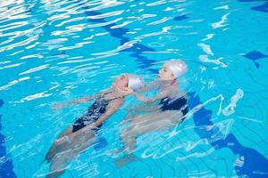 ayuda y rescate en piscina foto