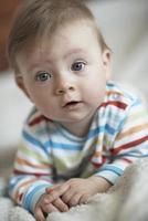 pequeño y lindo bebé recién nacido sonriendo foto