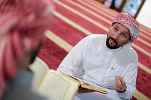 dos musulmanes en la mezquita leyendo juntos el corán concepto de educación islámica foto
