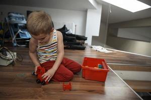 niño pequeño niño jugando con juguetes creativos foto