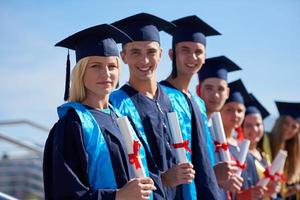 grupo de jóvenes estudiantes graduados foto