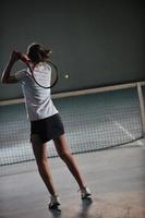 jugar al tenis en el interior foto