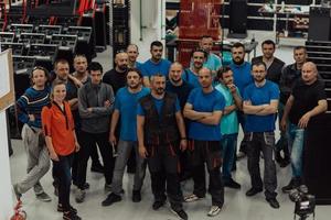 el retrato de los trabajadores de la diversidad de los grupos de la fábrica o los brazos cruzados de ingeniería se ven confiados en una fábrica de fabricación industrial, trabajando juntos, la coordinación y el concepto de trabajo en equipo. foto