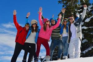 diversión de invierno con grupo de jóvenes. foto