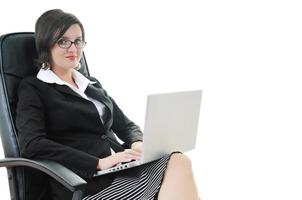 mujer de negocios con portátil aislado en blanco foto