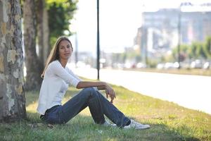 mujer joven divertirse en la calle foto