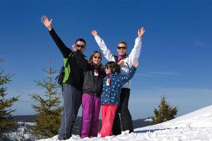 retrato de familia joven feliz en invierno foto