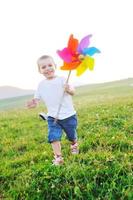 niño feliz divertirse al aire libre foto