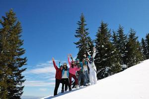 diversión de invierno con grupo de jóvenes. foto