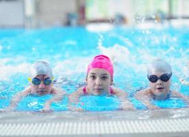 grupo de niños en la piscina foto