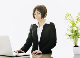 mujer de negocios trabajando en la computadora portátil foto