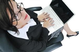 mujer de negocios con portátil aislado en blanco foto